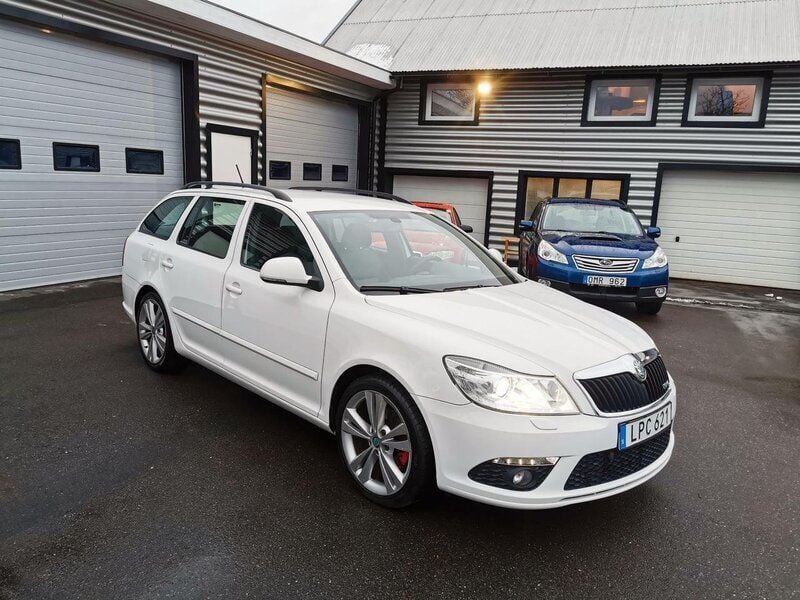Vit Begagnad 2011 Skoda Octavia RS Kombi | 124 900 kr (Lite dyr) - Bild 1/4