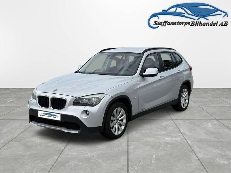 Ljusgrå Begagnad 2010 BMW X1 SUV | 109 900 kr (Marknadspris) - Bild 1/4