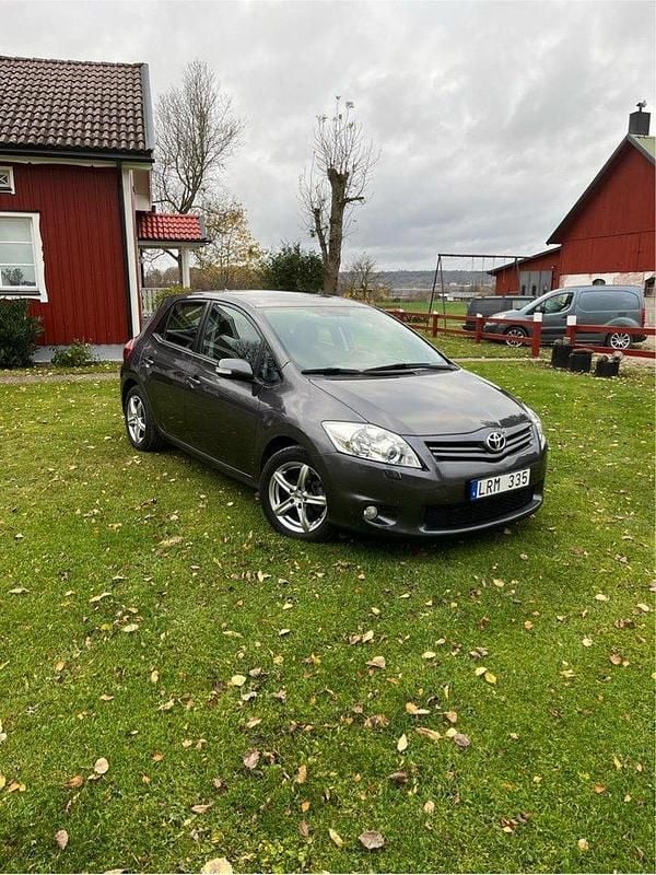 Grå Begagnad 2011 Toyota Auris Halvkombi | 90 000 kr (Marknadspris) - Bild 1/4