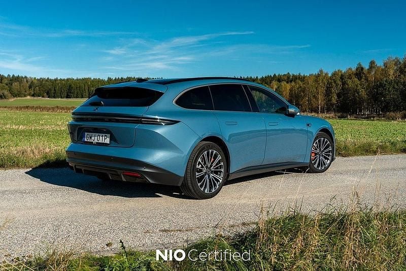 Begagnad Nio ET5 355 kW (483 HK) 2023 Mörkblå (blå) Sedan