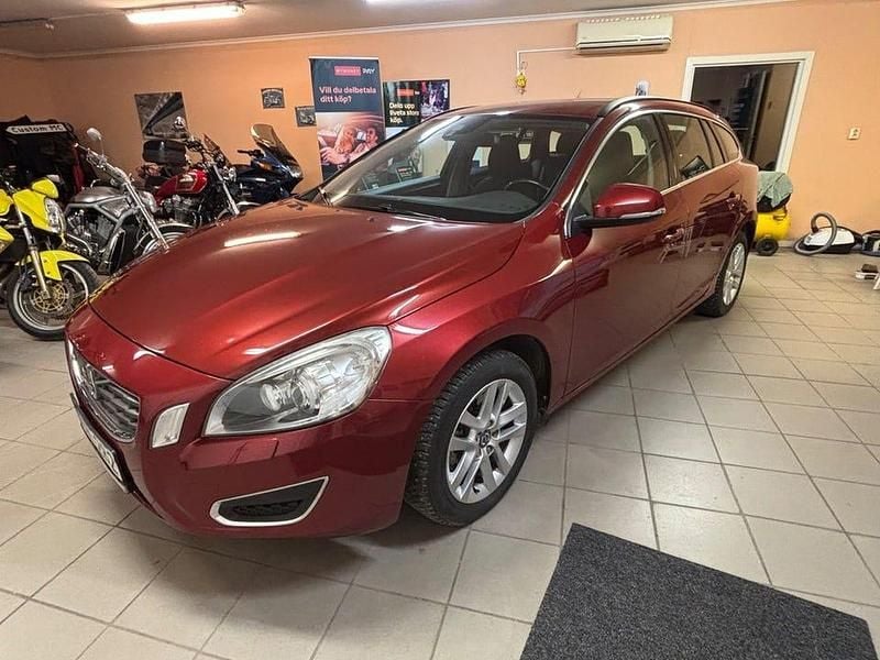 Röd Begagnad 2012 Volvo V60 Momentum Kombi | 59 800 kr (Lite dyr) - Bild 1/4