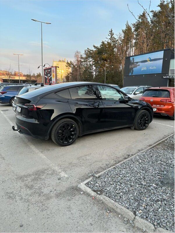 Svart Begagnad 2023 Tesla Model Y Long Range SUV | 450 000 kr (Marknadspris) - Bild 1/4