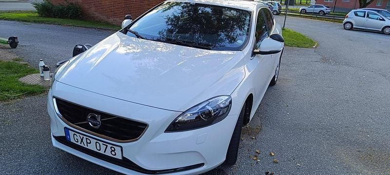 Vit Begagnad 2016 Volvo V40 Momentum Kombi | 128 000 kr (Marknadspris) - Bild 1/4