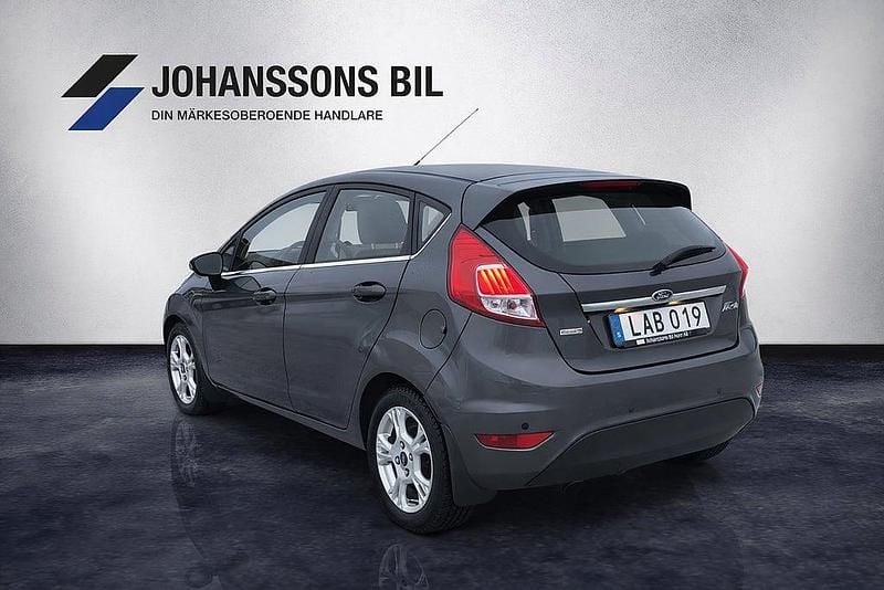 Begagnad Ford Fiesta Titanium 101 HK (74 kW) 2015 Grå Halvkombi