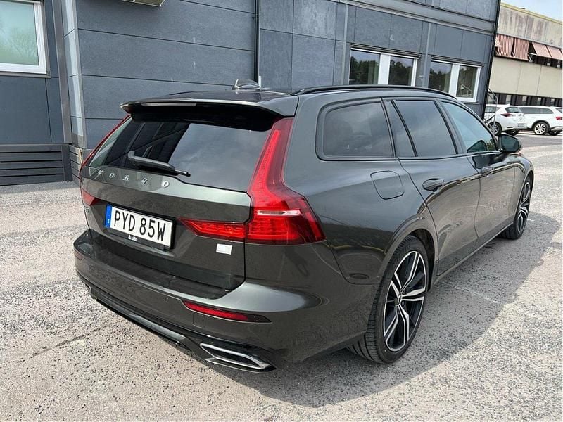 Grå Begagnad 2022 Volvo V60 R-Design Kombi | 318 000 kr (Superpris) - Bild 1/4