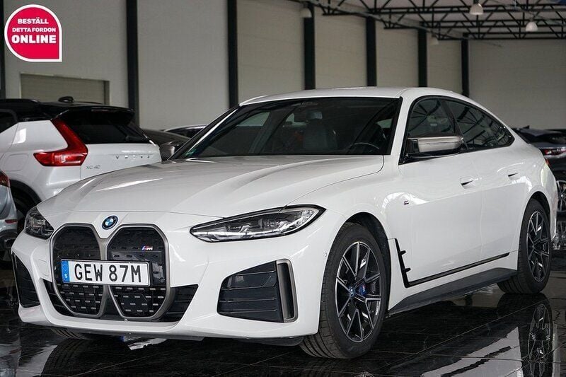 Vit Begagnad 2022 BMW i4 M Sport Sedan | 474 500 kr (Marknadspris) - Bild 1/4