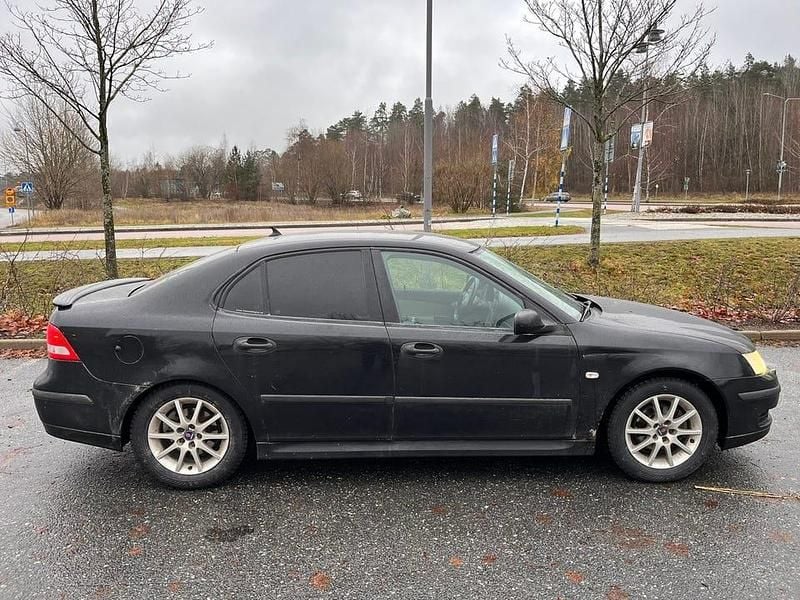 Begagnad 2004 Saab 9-3 Sedan | 8 000 kr (Bra pris) - Bild 1/4