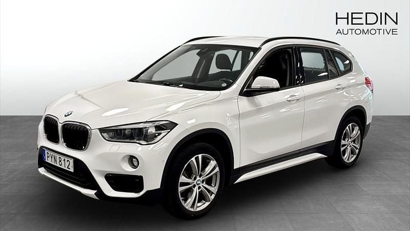 Vit (white) Begagnad 2018 BMW X1 SUV | 239 900 kr (Bra pris) - Bild 1/4