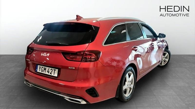 Begagnad Kia Ceed Advance 105 HK (77 kW) 2023 Röd Halvkombi