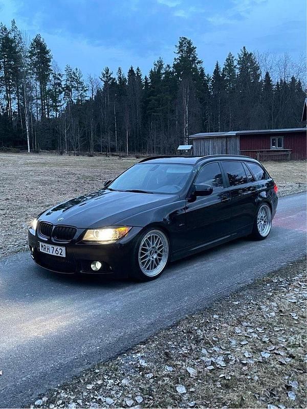 Svart Begagnad 2011 BMW 320 Efficient Dynamics Kombi | 82 000 kr (Lite dyr) - Bild 1/4