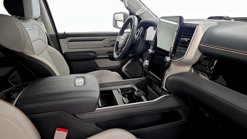 Ny RAM 1500 548 HK (403 kW) 2025 Svart Pickup