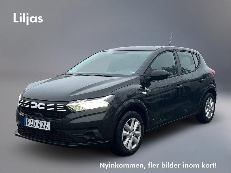 Svart Begagnad 2022 Dacia Sandero Essentiel Halvkombi | 139 000 kr (Marknadspris) - Bild 1/3
