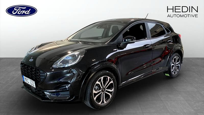 Svart (black) Begagnad 2022 Ford Puma ST-Line Halvkombi | 209 900 kr (Marknadspris) - Bild 1/4