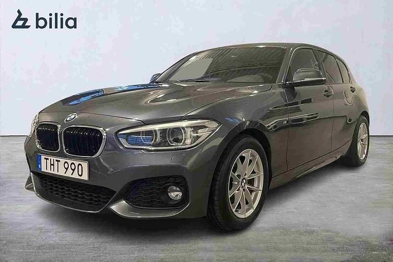 Grå Begagnad 2018 BMW 120 M Sport Halvkombi | 209 900 kr (Lite dyr) - Bild 1/1