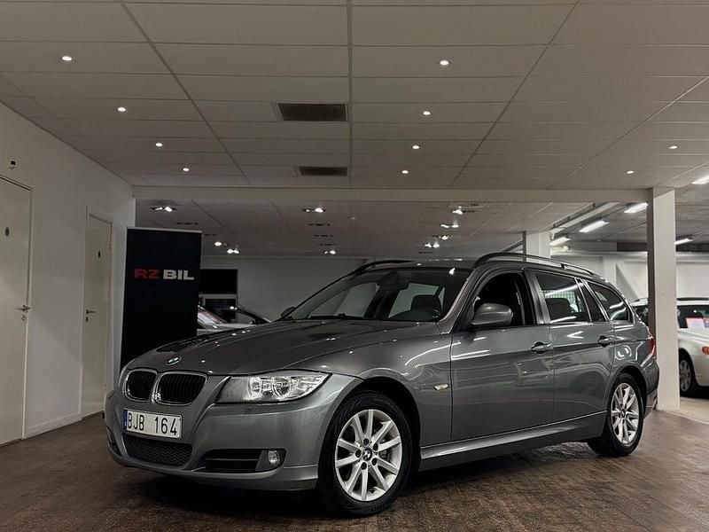 Grå Begagnad 2009 BMW 320 Comfort Edition Kombi | 44 900 kr (Bra pris) - Bild 1/4