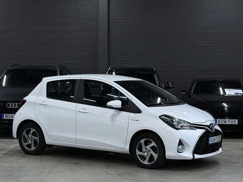 Vit Begagnad 2015 Toyota Yaris Hybrid Active Halvkombi | 119 900 kr (Marknadspris) - Bild 1/4