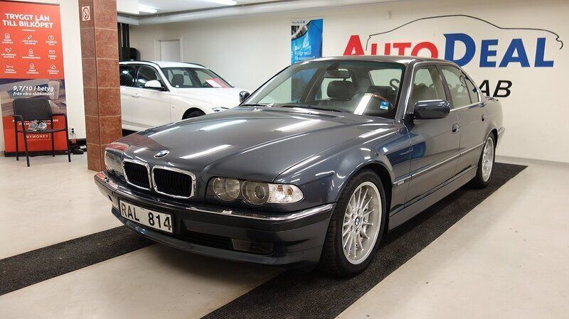 Mörkgrå Begagnad 1998 BMW 740 Sedan | 159 900 kr - Bild 1/4