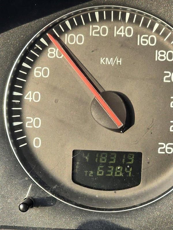 Brun Begagnad 2005 Volvo V70 Kinetic Kombi | 20 000 kr (Marknadspris) - Bild 1/4