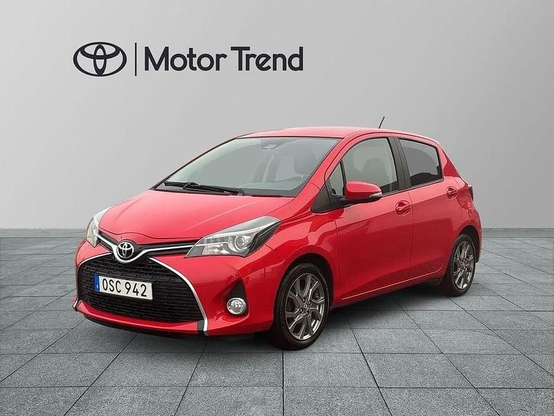 Röd Begagnad 2016 Toyota Yaris Halvkombi | 99 000 kr (Lite dyr) - Bild 1/3