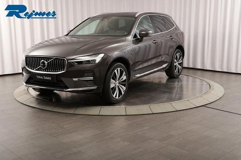 Grå Begagnad 2022 Volvo XC60 Plus SUV | 499 900 kr (Marknadspris) - Bild 1/4