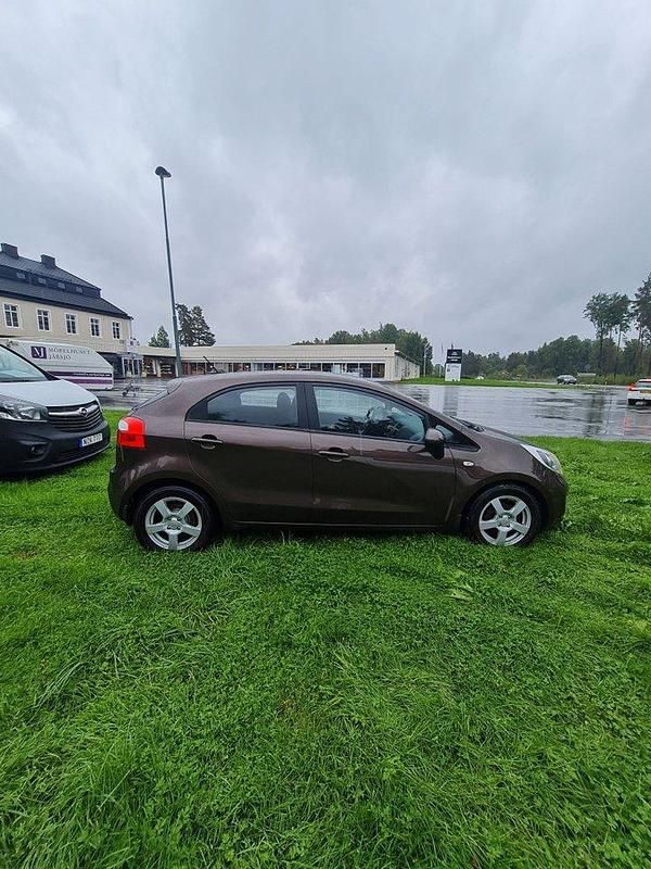 Begagnad Kia Rio 84 HK (61 kW) 2011 Brun Halvkombi