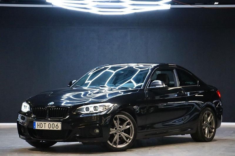 Svart Begagnad 2016 BMW 228 M Sport Sportkupé | 179 900 kr - Bild 1/4