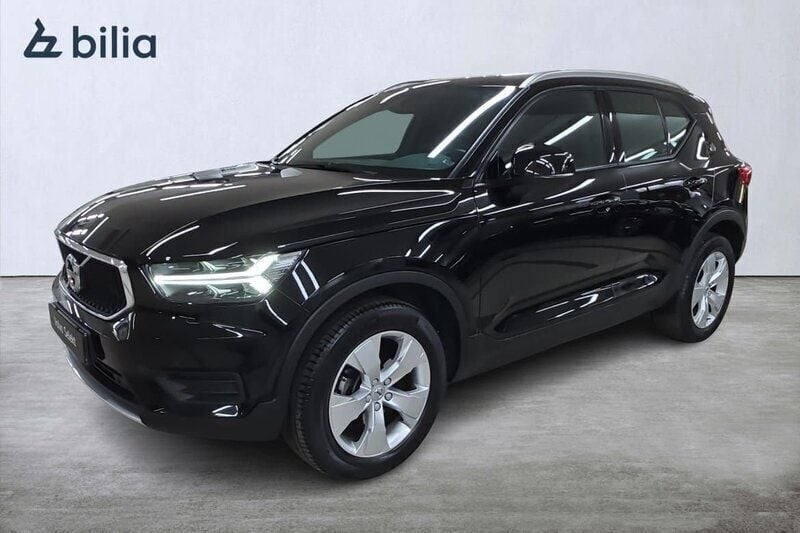 Svart Begagnad 2022 Volvo XC40 Momentum SUV | 288 900 kr (Superpris) - Bild 1/4