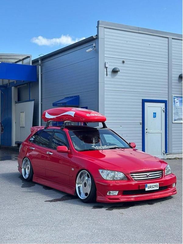 Röd Begagnad 2003 Lexus IS200 Kombi | 85 000 kr - Bild 1/4