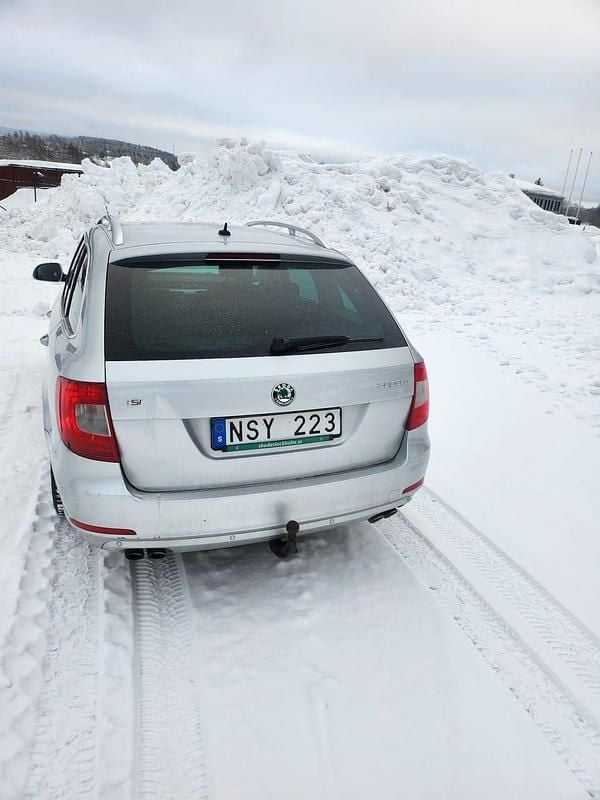 Begagnad Skoda Superb 200 HK (147 kW) 2011 Kombi