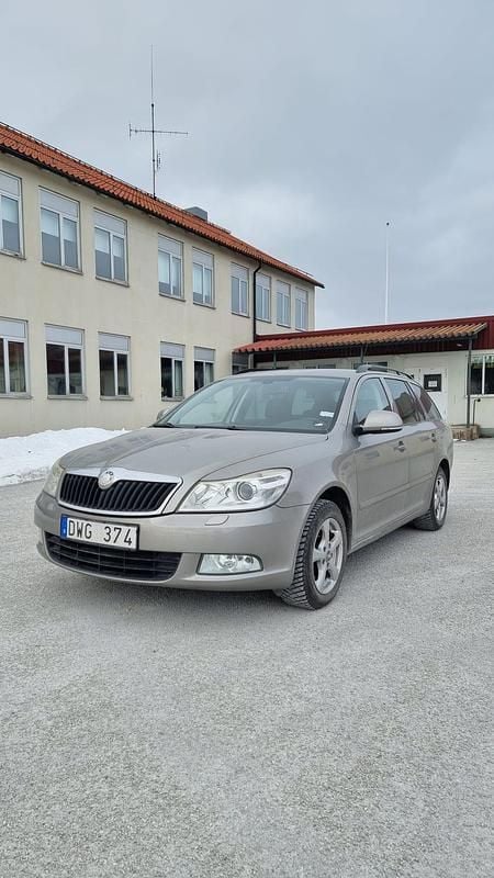Begagnad 2010 Skoda Octavia Kombi | 52 000 kr (Marknadspris) - Bild 1/4