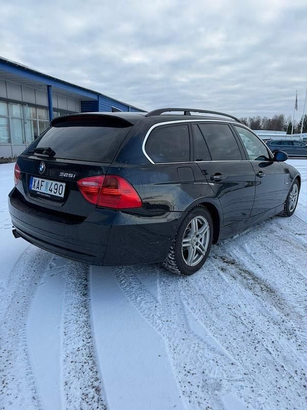 Begagnad BMW 325 218 HK (160 kW) 2006 Kombi