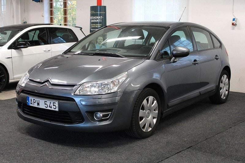 Grå Begagnad 2010 Citroën C4 Halvkombi | 69 900 kr (Dyr) - Bild 1/4
