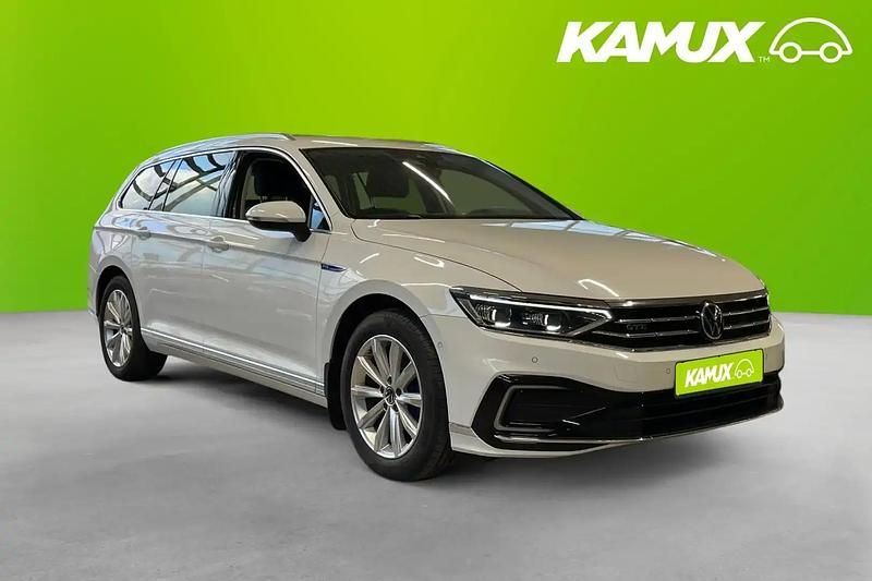 Vit Begagnad 2021 VW Passat GTE Kombi | 199 700 kr (Marknadspris) - Bild 1/4
