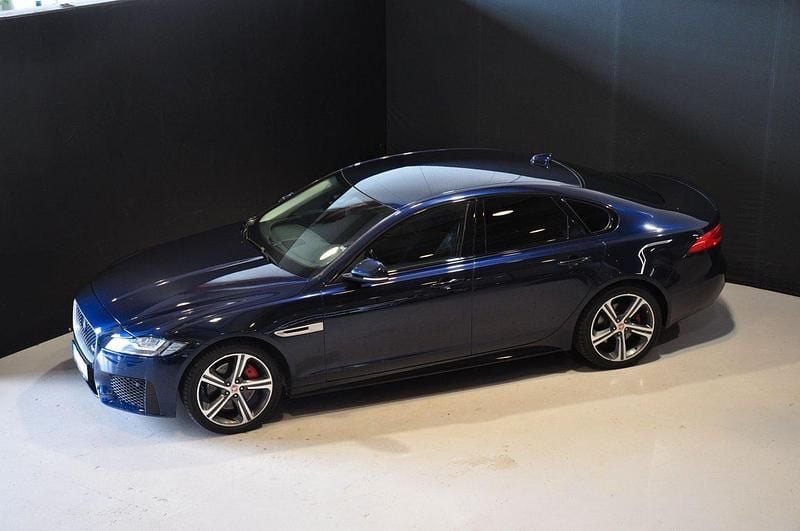Mörkblå Begagnad 2016 Jaguar XF S Sedan | 259 000 kr - Bild 1/4