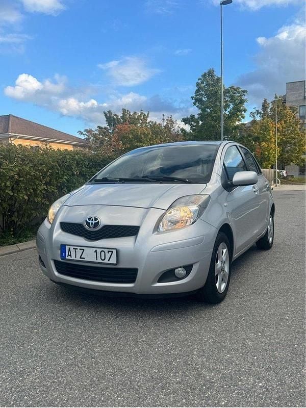 Silver Begagnad 2010 Toyota Yaris Halvkombi | 39 900 kr (Marknadspris) - Bild 1/4