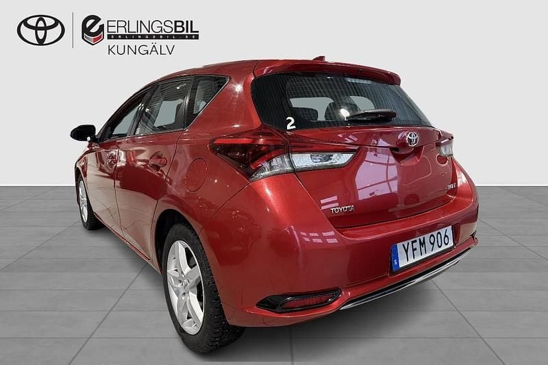 Begagnad Toyota Auris Active 117 HK (86 kW) 2016 Röd Halvkombi