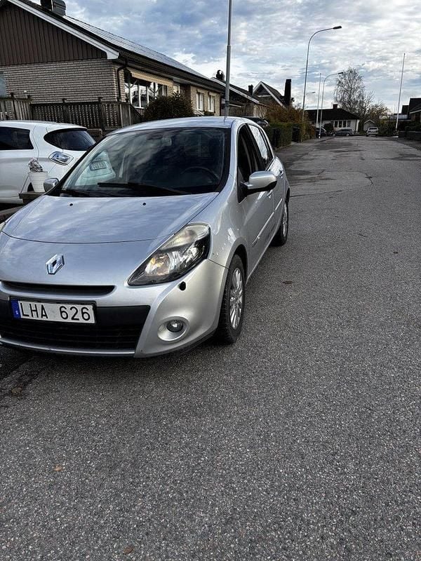 Silver Begagnad 2011 Renault Clio II Halvkombi | 30 000 kr (Marknadspris) - Bild 1/4