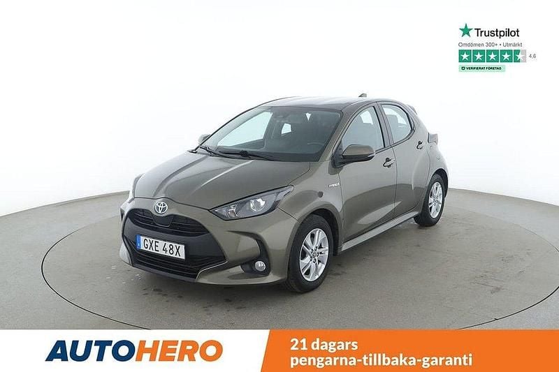 Grön Begagnad 2020 Toyota Yaris Hybrid Active Halvkombi | 209 000 kr (Marknadspris) - Bild 1/4