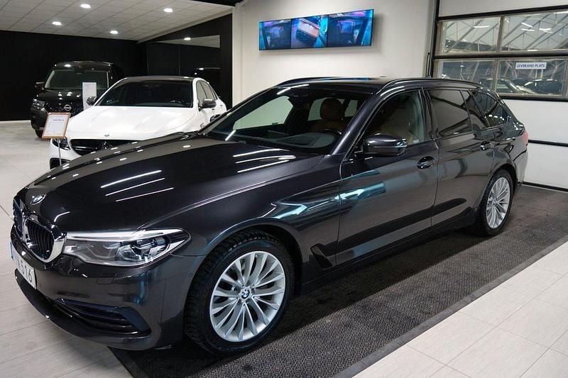 Grå Begagnad 2019 BMW 520 Sport Line Kombi | 299 000 kr (Marknadspris) - Bild 1/4