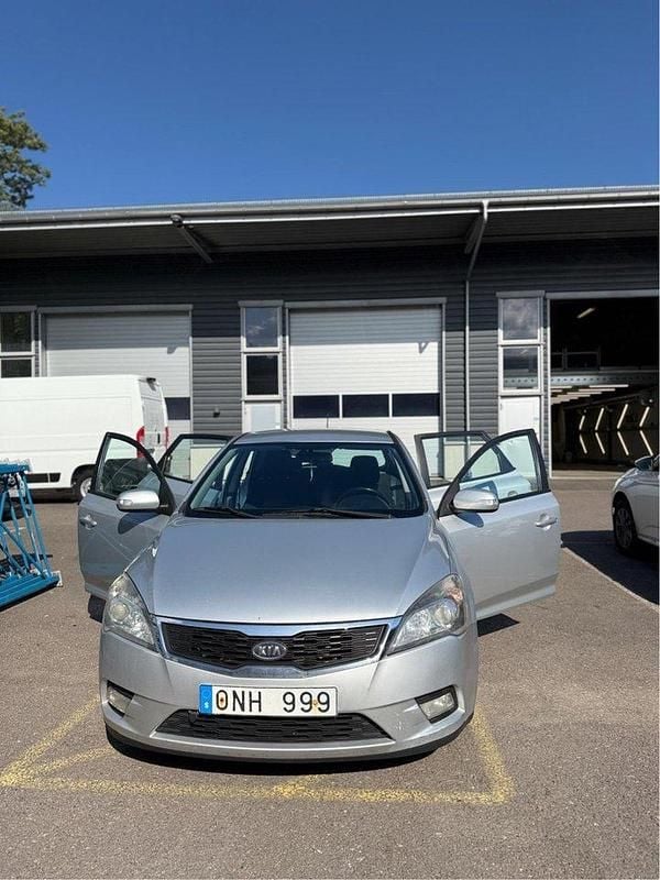 Silver Begagnad 2010 Kia Ceed 4 Halvkombi | 42 000 kr (Bra pris) - Bild 1/4