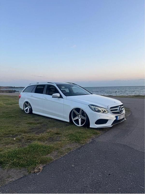 Vit Begagnad 2014 Mercedes E220 AMG Kombi | 250 000 kr - Bild 1/4