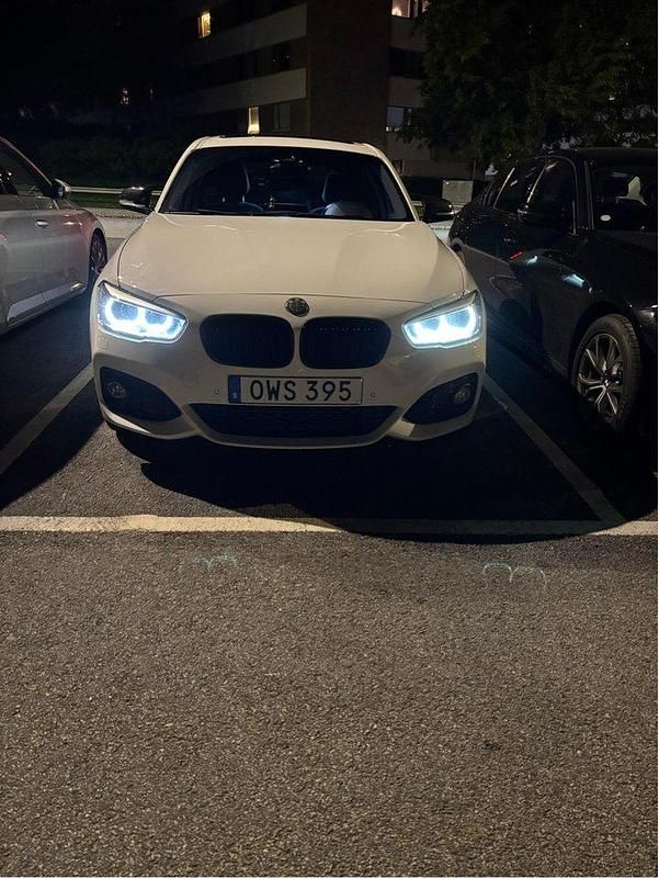 Vit Begagnad 2016 BMW 125 M Sport Halvkombi | 199 900 kr - Bild 1/4