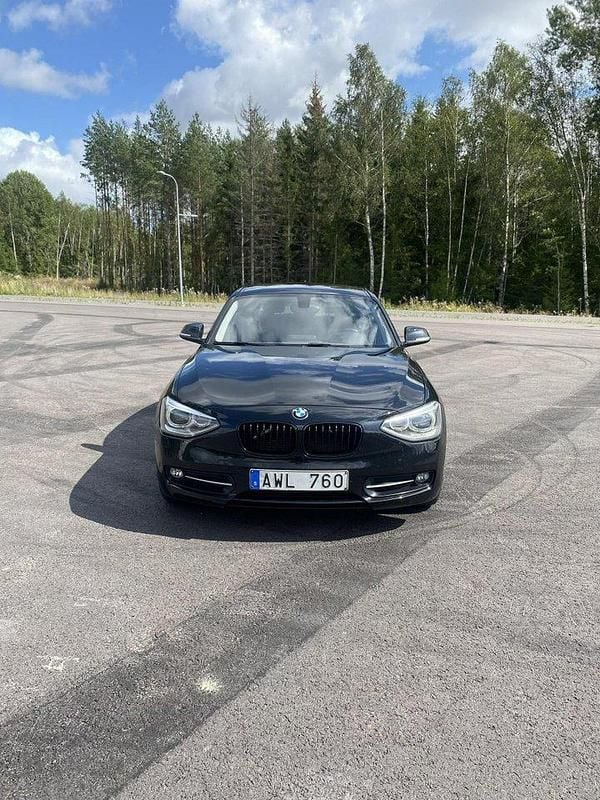 Svart Begagnad 2013 BMW 118 Sport Line Halvkombi | 98 900 kr (Bra pris) - Bild 1/4