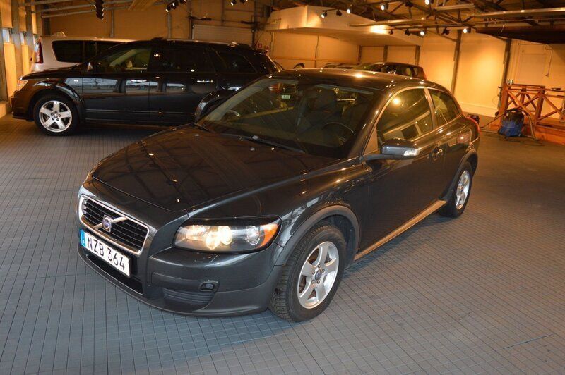 Grå Begagnad 2008 Volvo C30 Kinetic Halvkombi | 49 000 kr (Marknadspris) - Bild 1/4