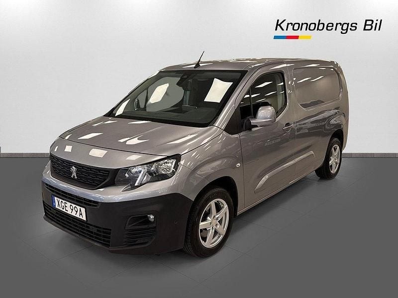 Grå Begagnad 2019 Peugeot Partner Minibuss | 119 900 kr (Superpris) - Bild 1/4