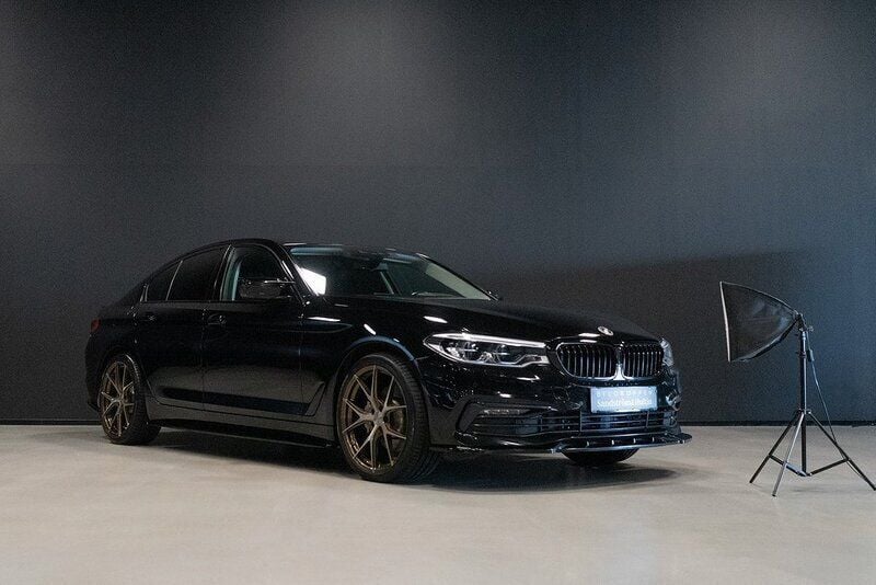 Svart Begagnad 2019 BMW 530e Sport Line Sedan | 339 000 kr (Marknadspris) - Bild 1/4