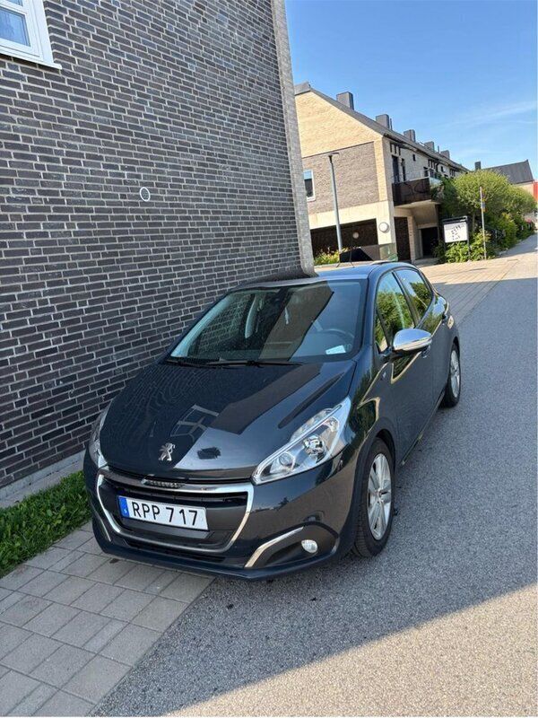 Grå Begagnad 2017 Peugeot 208 Halvkombi | 99 000 kr (Bra pris) - Bild 1/4