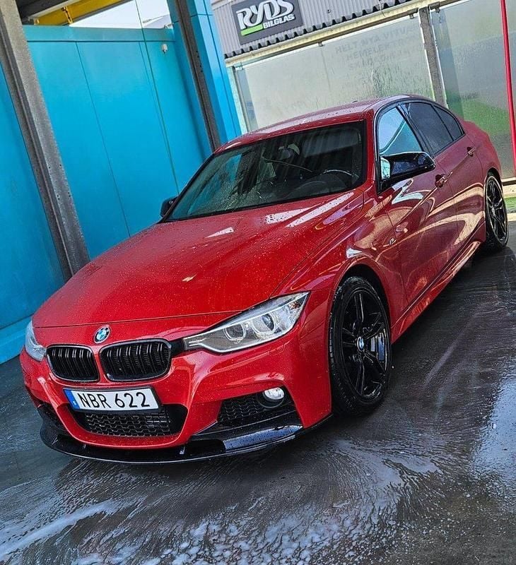 Röd Begagnad 2013 BMW 320 M Sport Sedan | 158 725 kr (Lite dyr) - Bild 1/4