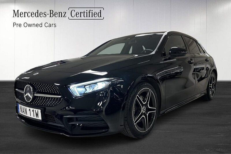 Svart Begagnad 2022 Mercedes A180 AMG Halvkombi | 289 700 kr (Marknadspris) - Bild 1/4