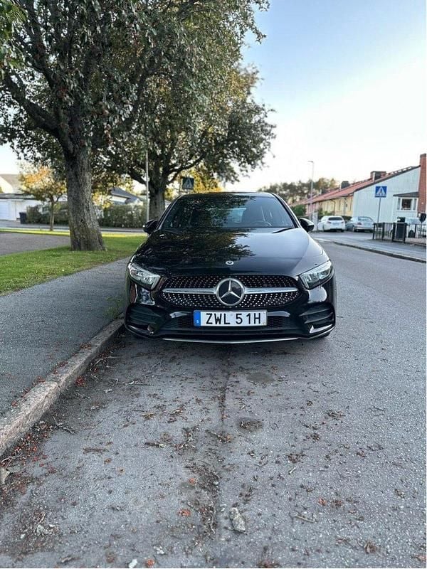 Svart Begagnad 2021 Mercedes A250 AMG Halvkombi | 259 000 kr (Bra pris) - Bild 1/4